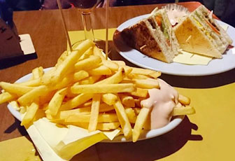 SILEA CENDON BIEERIA PUB IMBARCADERO club sandwich e patatine fritte